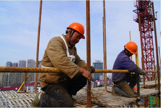 住友家园安置房建筑工地施工作业面上,架子工正忙碌施工
